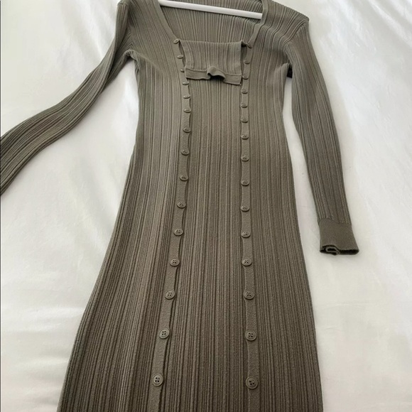 Jacquemus Rib-Knit Buttoned Dress In khaki. MESSAGE BEFORE BUYING - Picture 3 of 11
